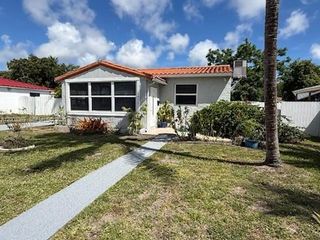 2471 Dewey St, Hollywood, FL 33020