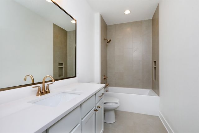 8233 Mahon Court, Johnston, IA 50131