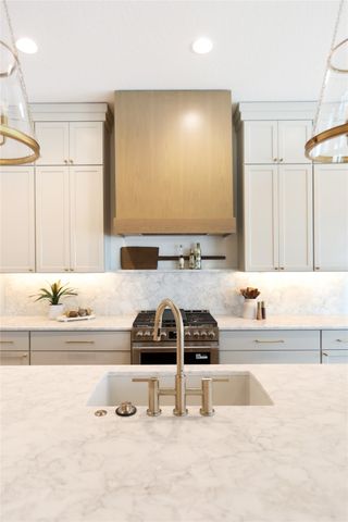 8233 Mahon Court, Johnston, IA 50131