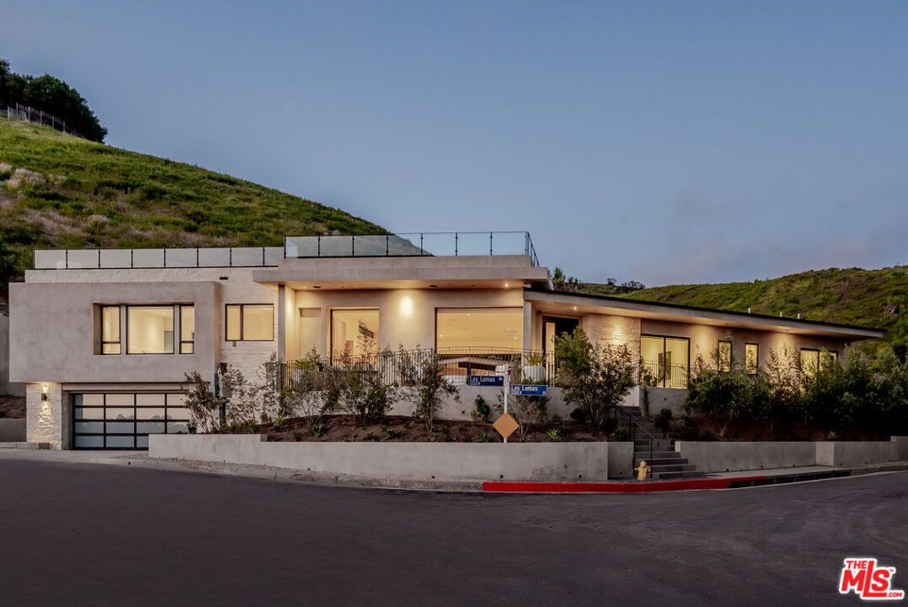 Image 1 of property listing at 1205 Las Lomas Place, Pacific Palisades, CA 90272