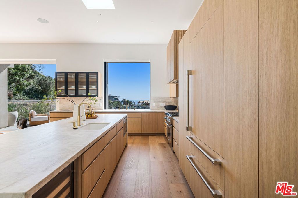 Image 11 of property listing at 1205 Las Lomas Place, Pacific Palisades, CA 90272