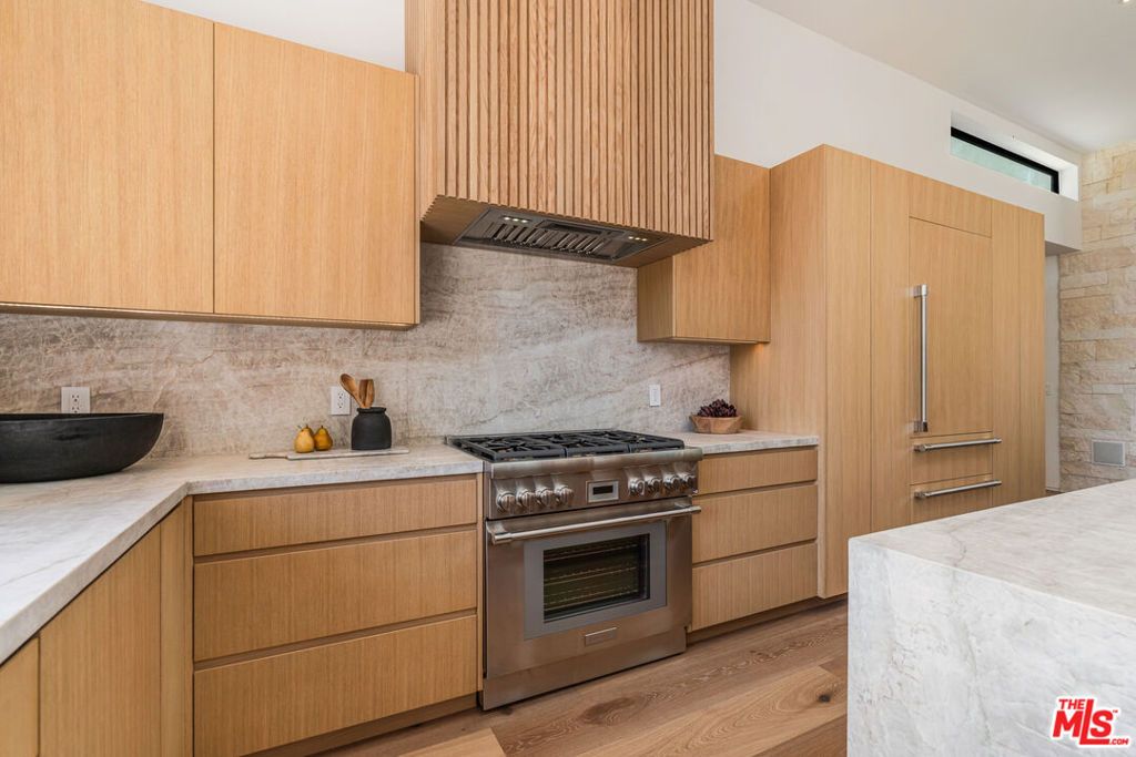 Image 14 of property listing at 1205 Las Lomas Place, Pacific Palisades, CA 90272