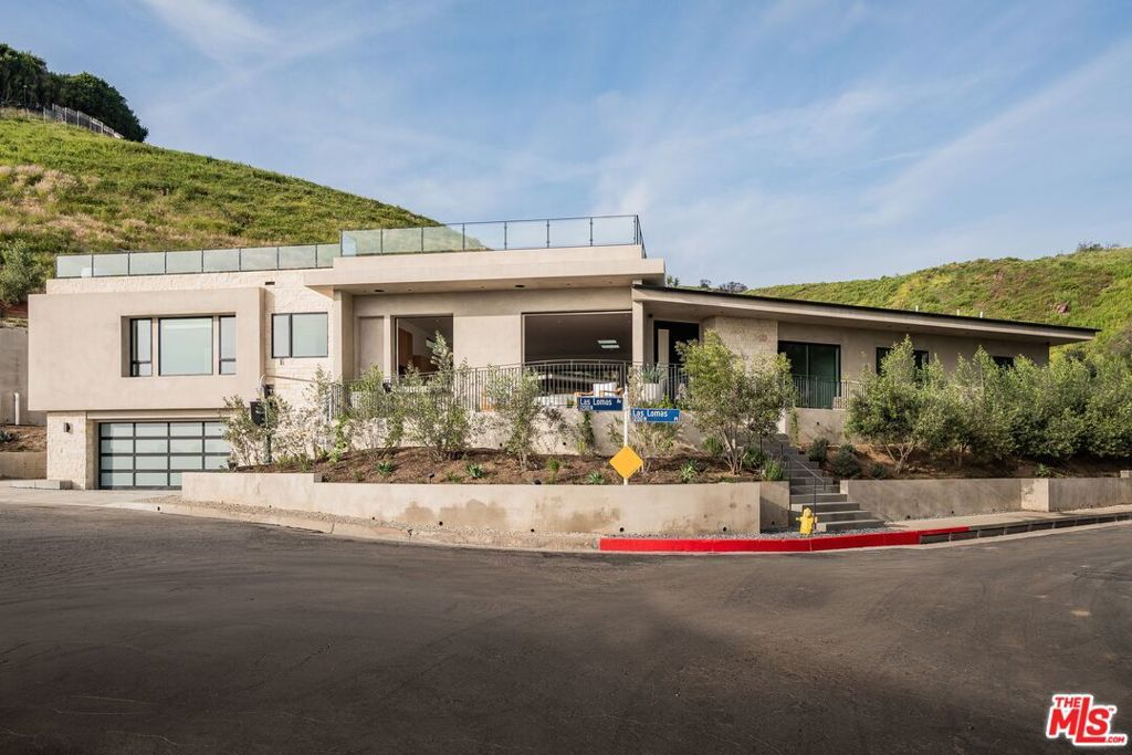 Image 2 of property listing at 1205 Las Lomas Place, Pacific Palisades, CA 90272