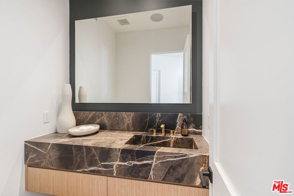 Image 22 of property listing at 1205 Las Lomas Place, Pacific Palisades, CA 90272