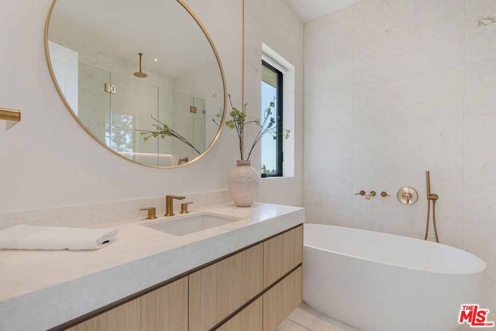 Image 23 of property listing at 1205 Las Lomas Place, Pacific Palisades, CA 90272