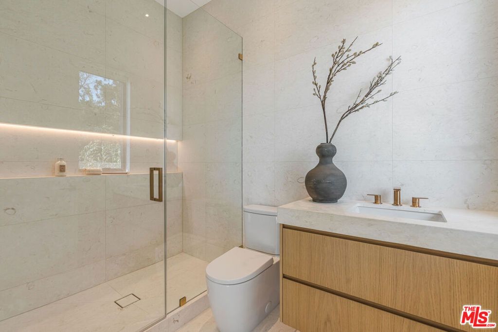 Image 24 of property listing at 1205 Las Lomas Place, Pacific Palisades, CA 90272