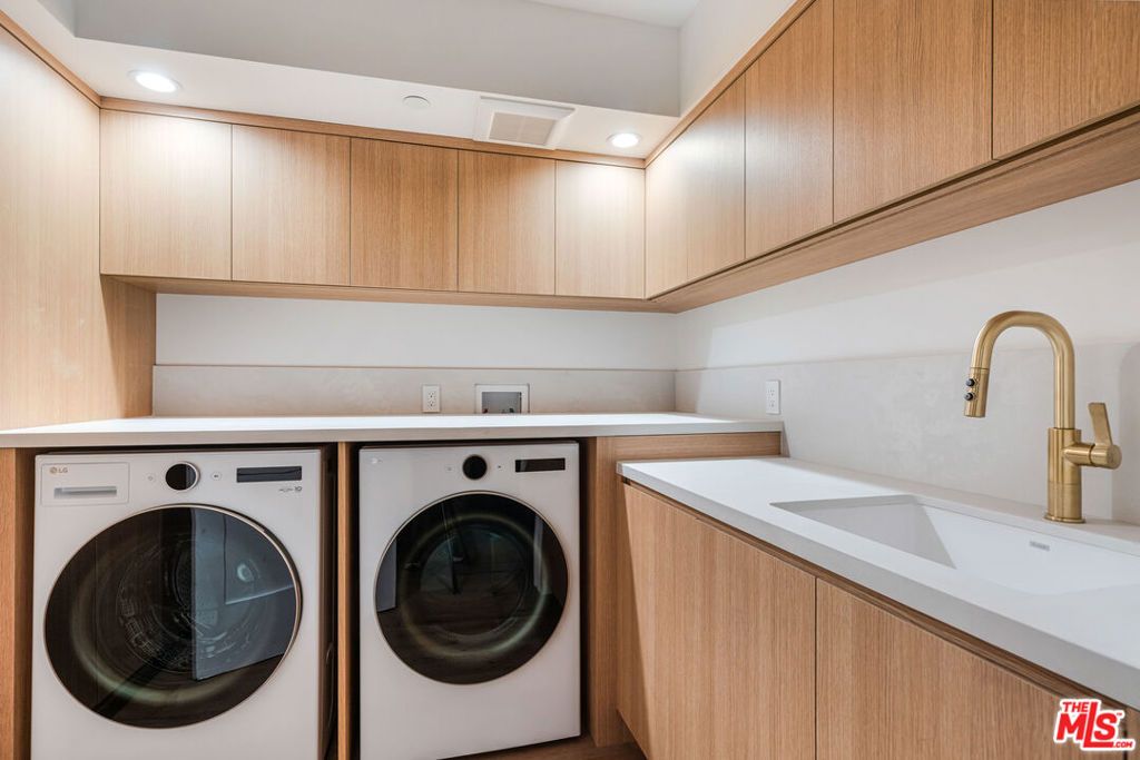 Image 25 of property listing at 1205 Las Lomas Place, Pacific Palisades, CA 90272