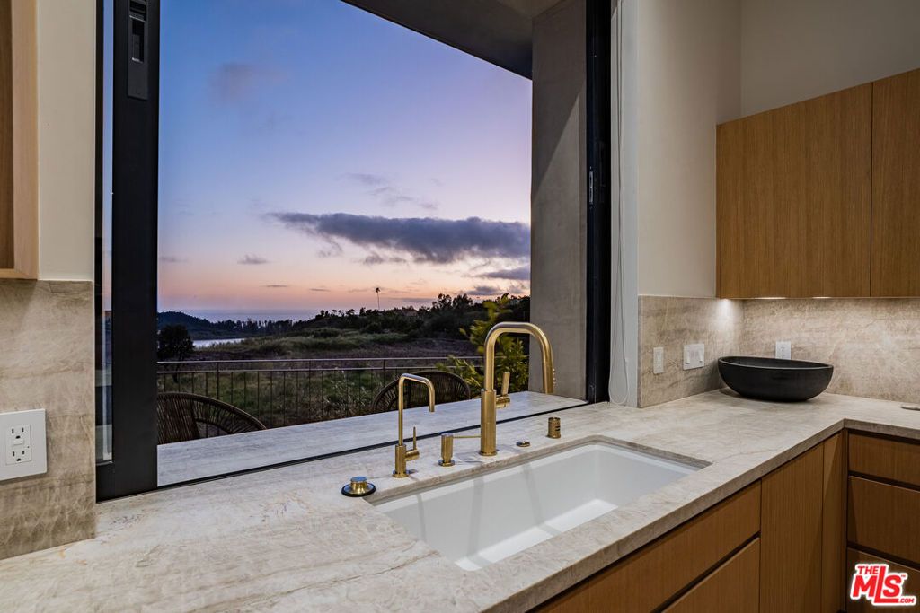 Image 26 of property listing at 1205 Las Lomas Place, Pacific Palisades, CA 90272