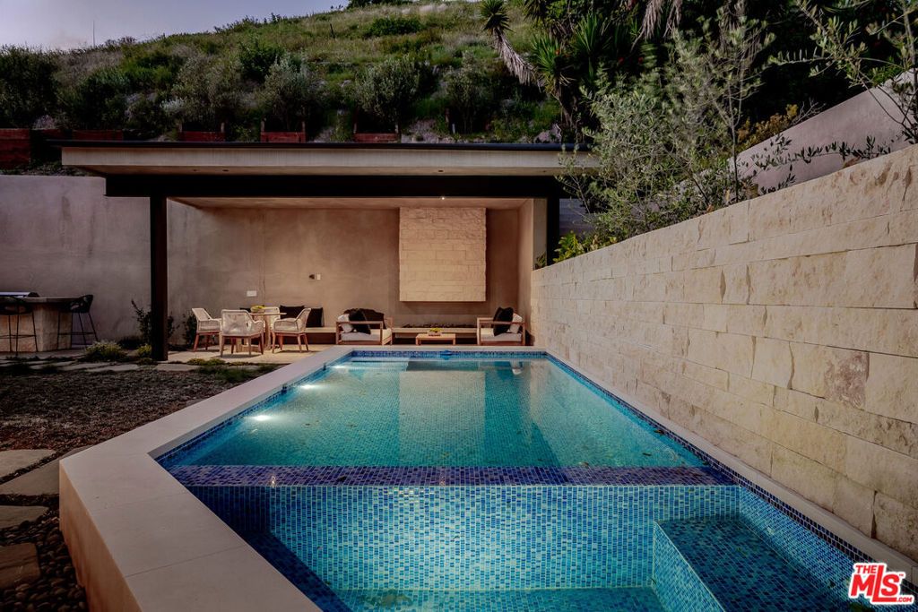 Image 29 of property listing at 1205 Las Lomas Place, Pacific Palisades, CA 90272