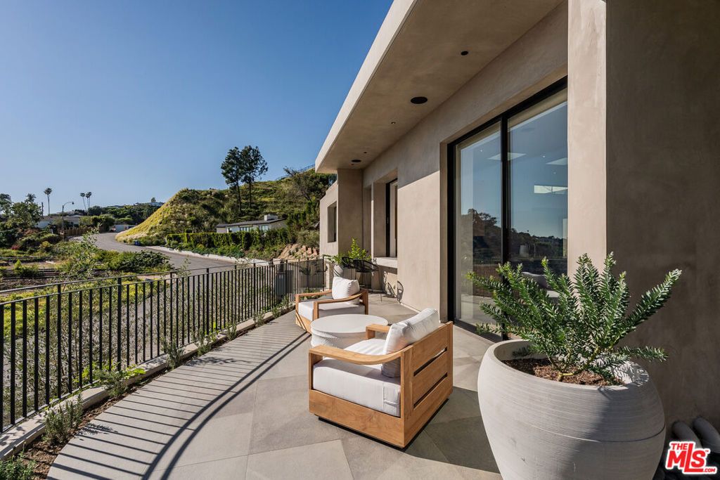 Image 4 of property listing at 1205 Las Lomas Place, Pacific Palisades, CA 90272