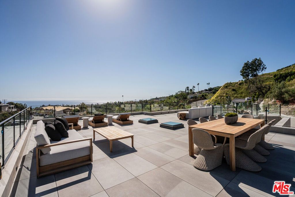 Image 6 of property listing at 1205 Las Lomas Place, Pacific Palisades, CA 90272