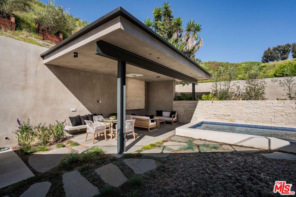 Image 8 of property listing at 1205 Las Lomas Place, Pacific Palisades, CA 90272