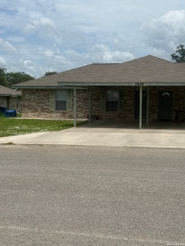 1052 LONG ST, Pleasanton, TX 78064