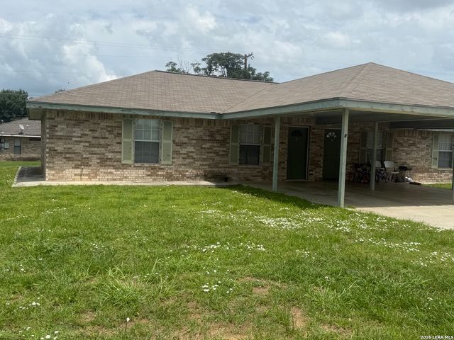 1052 LONG ST, Pleasanton, TX 78064