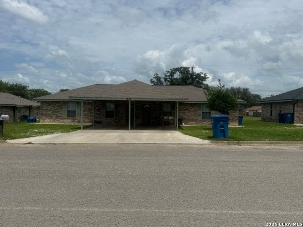 1052 LONG ST, Pleasanton, TX 78064