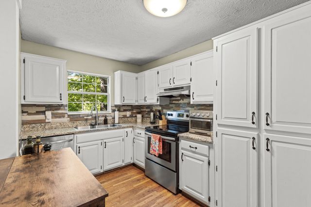 206 Brookwood Dr, Burns, TN 37029