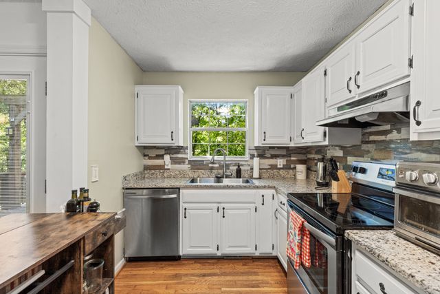 206 Brookwood Dr, Burns, TN 37029