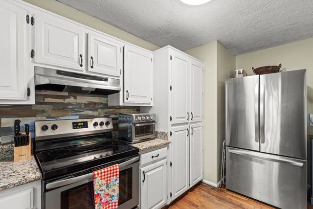 206 Brookwood Dr, Burns, TN 37029