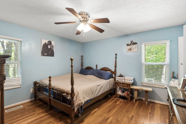 206 Brookwood Dr, Burns, TN 37029