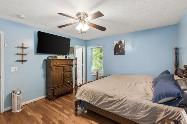 206 Brookwood Dr, Burns, TN 37029