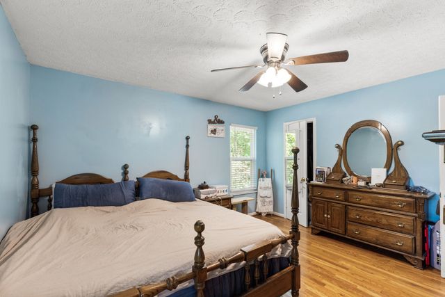 206 Brookwood Dr, Burns, TN 37029