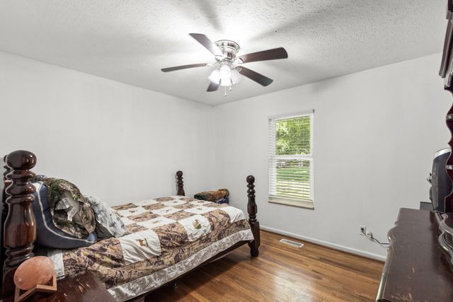 206 Brookwood Dr, Burns, TN 37029