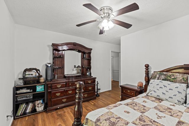 206 Brookwood Dr, Burns, TN 37029