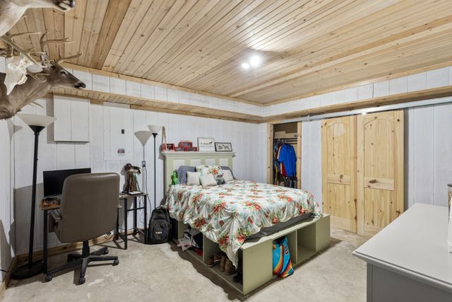 206 Brookwood Dr, Burns, TN 37029