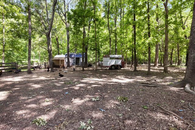 206 Brookwood Dr, Burns, TN 37029