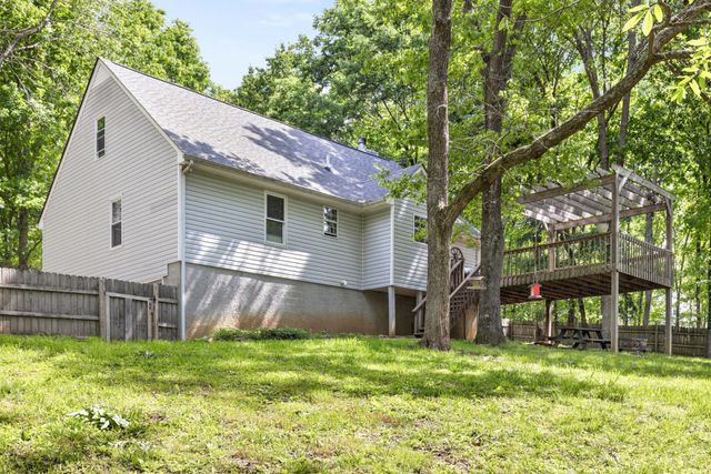 206 Brookwood Dr, Burns, TN 37029