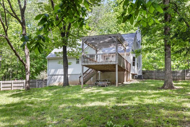 206 Brookwood Dr, Burns, TN 37029