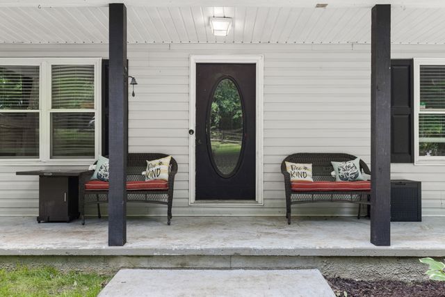 206 Brookwood Dr, Burns, TN 37029