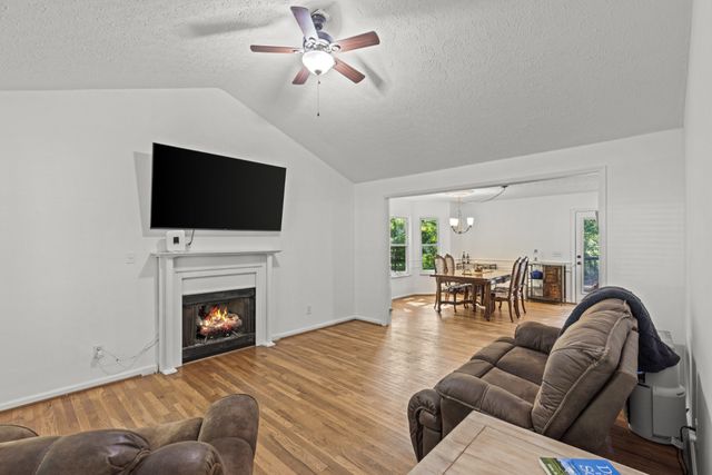 206 Brookwood Dr, Burns, TN 37029