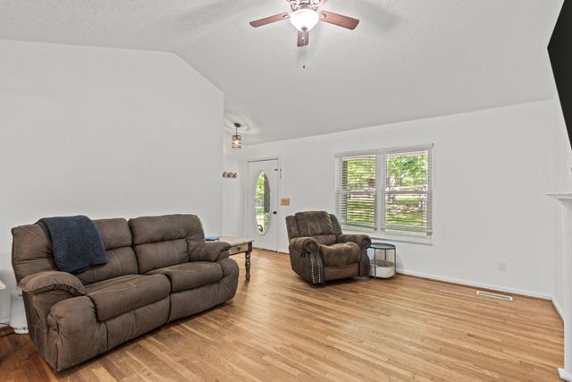 206 Brookwood Dr, Burns, TN 37029