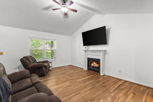206 Brookwood Dr, Burns, TN 37029