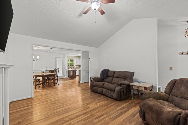 206 Brookwood Dr, Burns, TN 37029