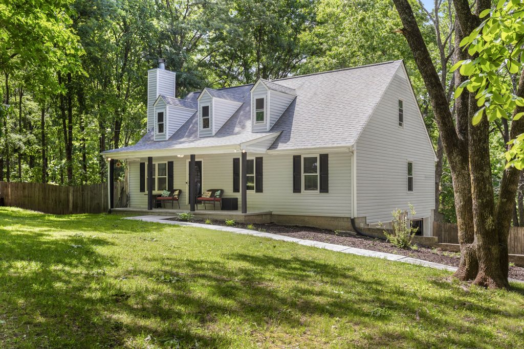 206 Brookwood Dr, Burns, TN 37029
