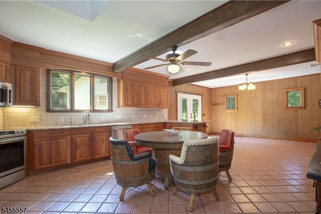 28 Laketop Dr, Hampton Twp., NJ 07860