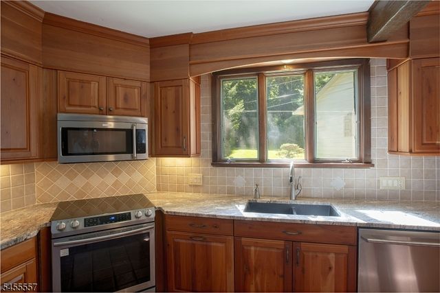 28 Laketop Dr, Hampton Twp., NJ 07860