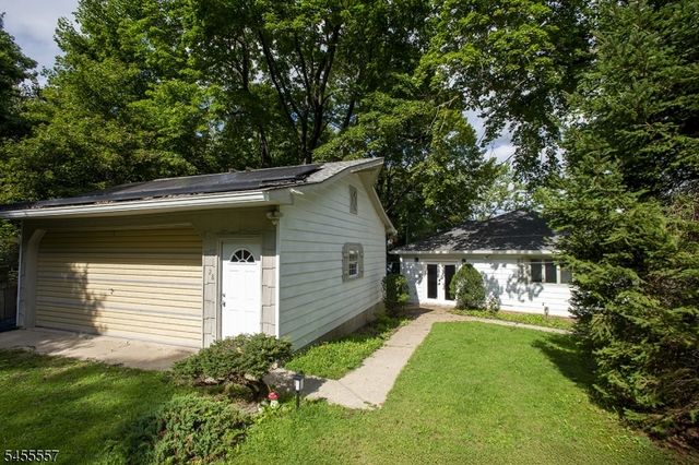 28 Laketop Dr, Hampton Twp., NJ 07860