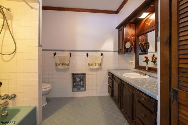 28 Laketop Dr, Hampton Twp., NJ 07860
