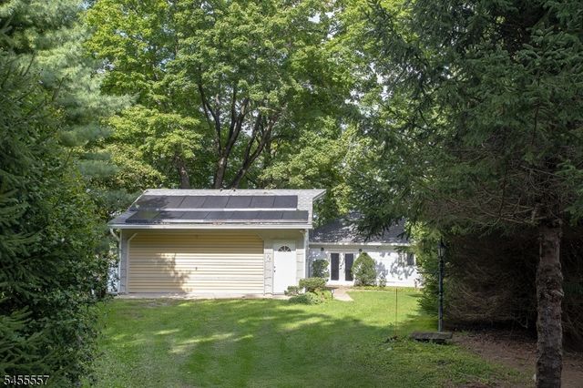 28 Laketop Dr, Hampton Twp., NJ 07860
