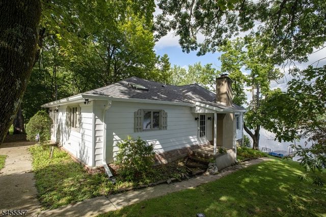 28 Laketop Dr, Hampton Twp., NJ 07860