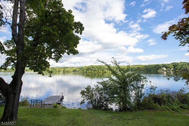 28 Laketop Dr, Hampton Twp., NJ 07860
