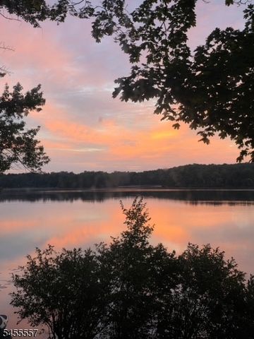 28 Laketop Dr, Hampton Twp., NJ 07860