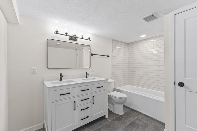 1895 Shryer Avenue W, Roseville, MN 55113