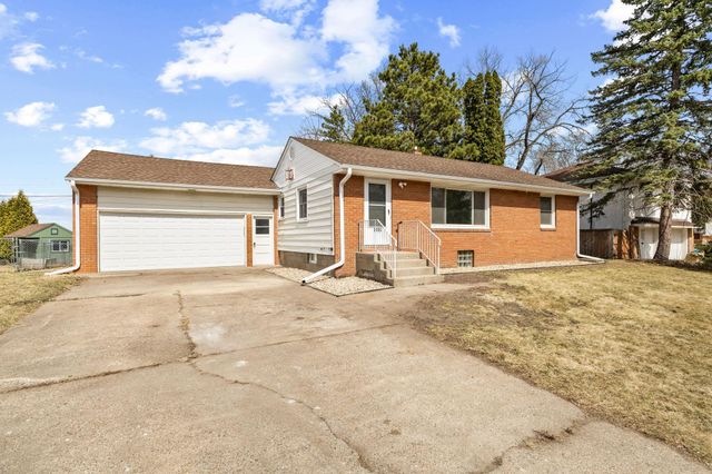 1895 Shryer Avenue W, Roseville, MN 55113