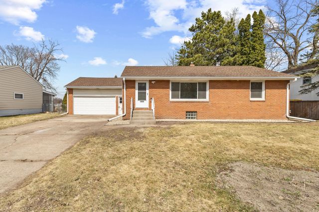 1895 Shryer Avenue W, Roseville, MN 55113