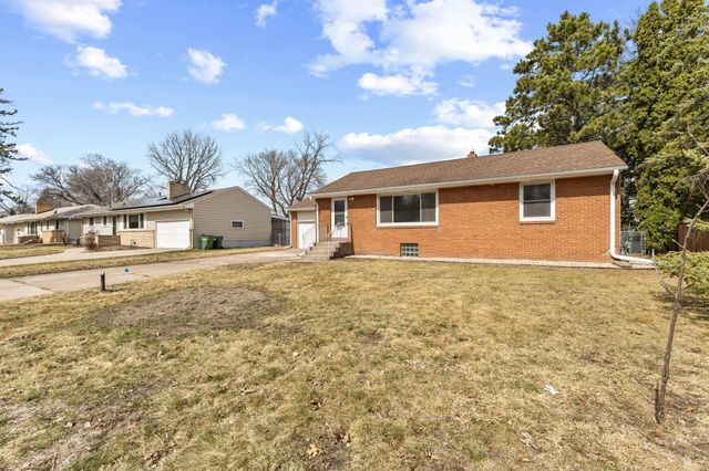 1895 Shryer Avenue W, Roseville, MN 55113