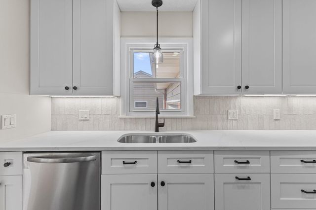 1895 Shryer Avenue W, Roseville, MN 55113